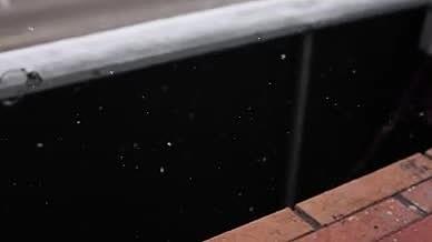 冬季雪天雪花飘落的特写视频的预览图